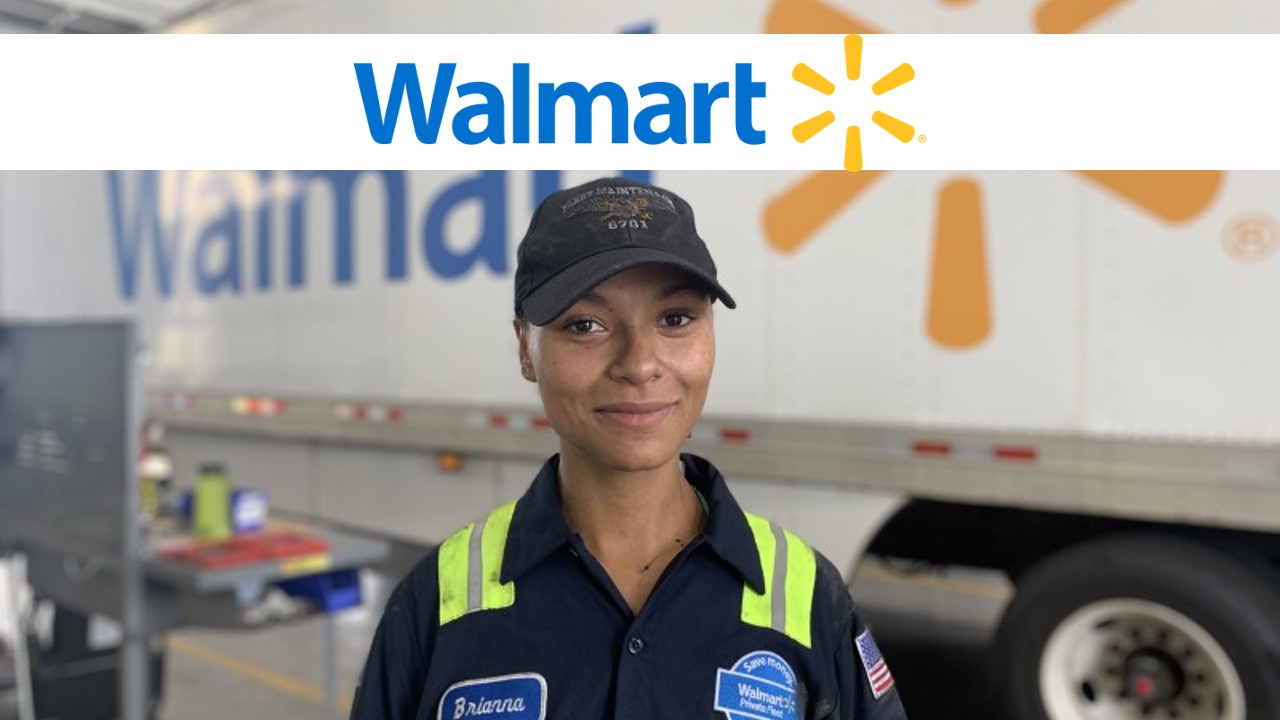 Mulher sorrindo em frente a caminhão do Walmart